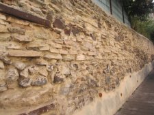 Un mur à Bessan, agrégat de marnes calcaires, de basaltes et de soutenement en fer