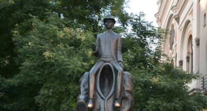 Statue de Franz Kafka de la rue Dušní