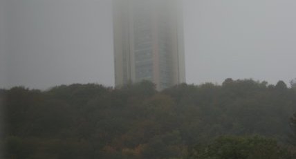 La tour des Aulnes dans le brouillard