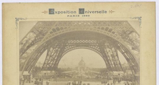 Au pied de la tour Eiffel - Exposition Universelle Paris 1889