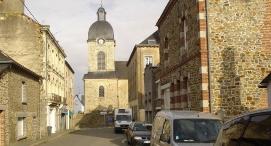 La rue d'Anjou vue face à l'église