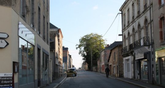La rue d'Anjou (dos à l'église)