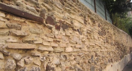 Un mur à Bessan, agrégat de marnes calcaires, de basaltes et de soutenement (…)