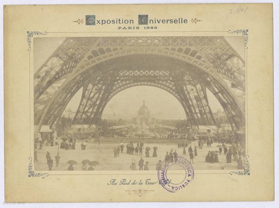 Au pied de la tour eiffel exposition universelle paris 1889